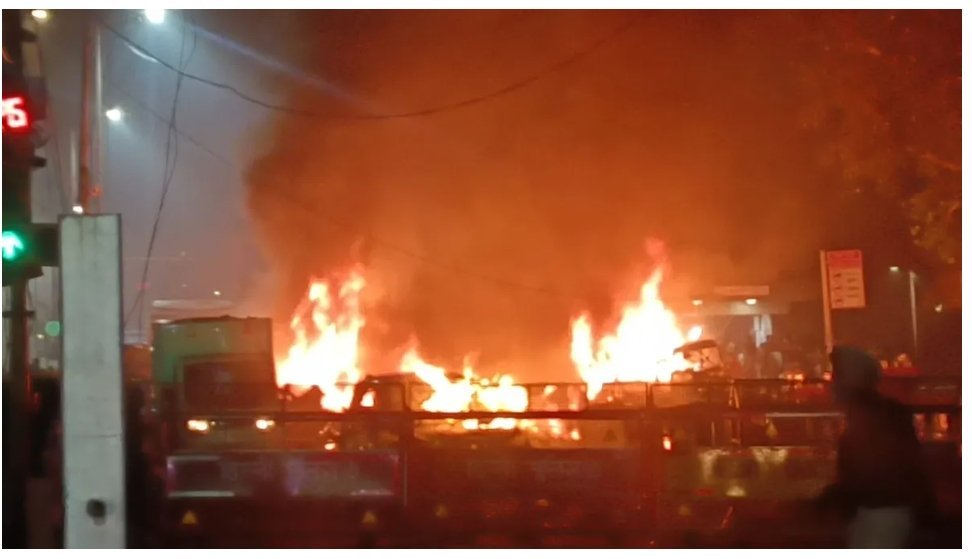 लाल किले के सामने कार में धमाका : फिदायीन हमले की आशंका, 9 की मौत, 24 से ज्यादा घायल लाल किले के सामने कार में धमाका : फिदायीन हमले की आशंका, 9 की मौत, 24 से ज्यादा घायल