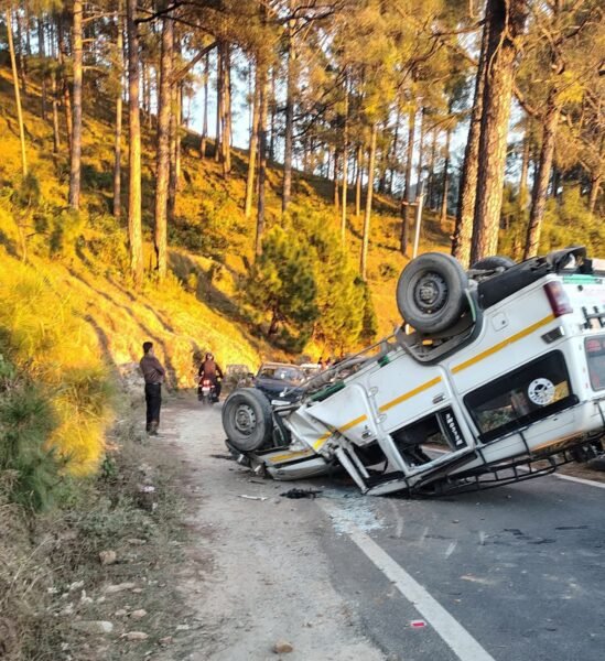 उत्तरकाशी: बड़कोट के पास डंडालगांव में बोलेरो पिकअप पलटी, चार घायल