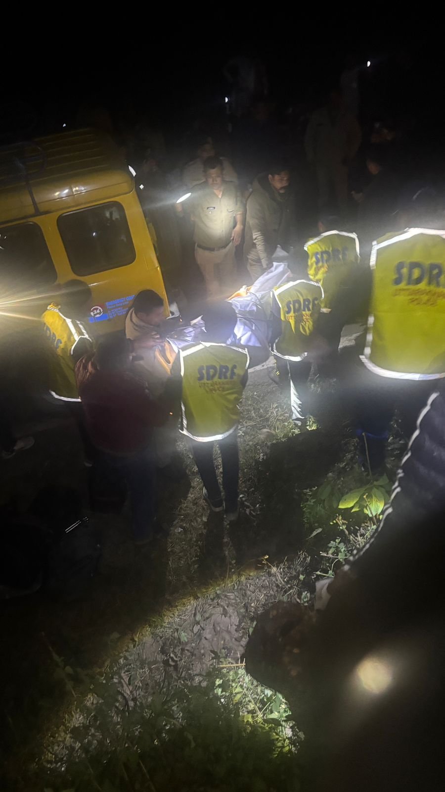 उत्तराखंड में दर्दनाक सड़क हादसा, 2 की मौत, 15 घायल, SDRF ने किया रेस्क्यू उत्तराखंड में दर्दनाक सड़क हादसा, 2 की मौत, 15 घायल, SDRF ने किया रेस्क्यू