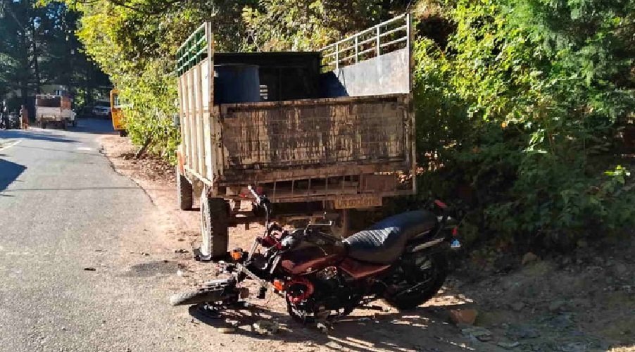 दर्दनाक सड़क हादसा: पिकअप से टकराई बाइक, 4 में से 2 की मौत, दो घायल