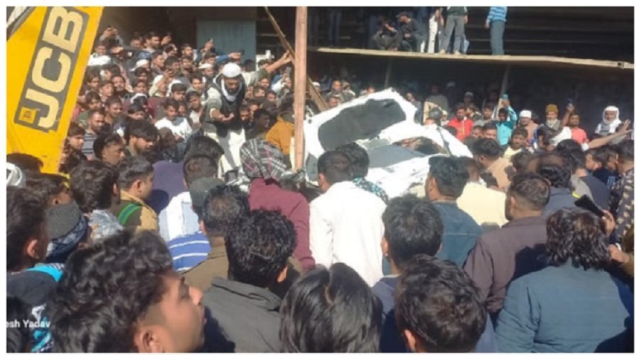 दिल्ली-देहरादून एक्सप्रेसवे पर भयानक हादसा, तेज रफ्तार डंपर कार पर पलटा, एक ही परिवार के चार लोगों की दर्दनाक मौत