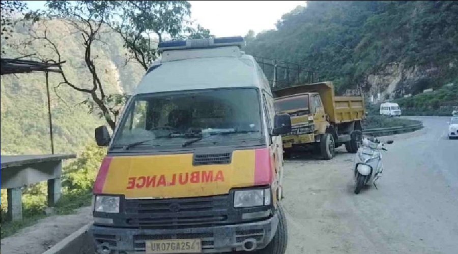 खराब एम्बुलेंस में ही गर्भवती ने दिया बच्चे को जन्म, स्वास्थ्य सेवाओं पर उठे सवाल खराब एम्बुलेंस में ही गर्भवती ने दिया बच्चे को जन्म, स्वास्थ्य सेवाओं पर उठे सवाल