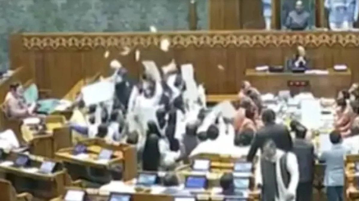 लोकसभा में G Ram G विधेयक पास होने के बाद हंगामा, विपक्ष ने फाड़ी बिल की कॉपी