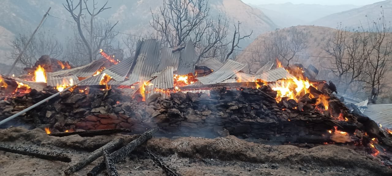 उत्तराखंडः मोरी क्षेत्र के ग्राम डामटी थुनारा में लगी भीषण आग, तीन मंजिला मकान जलकर राख
