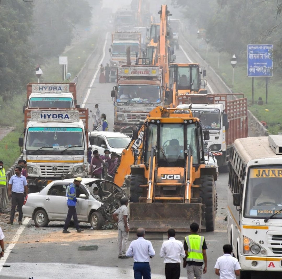 NH पर घने कोहरे में भीषण हादसा: दो की मौत, 10 घायल
