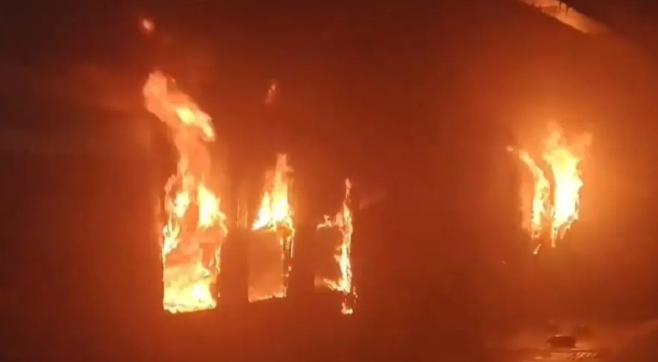 ट्रेन में भीषण आग: टाटानगर-एर्नाकुलम एक्सप्रेस के दो कोच जलकर खाक, एक यात्री की मौत
