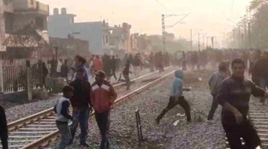 वन भूमि सर्वे के विरोध में हाइवे और रेल मार्ग जाम, पुलिस पर पथराव, कई घायल, छह घंटे तक खड़ी रही श्रीगंगानगर एक्सप्रेस