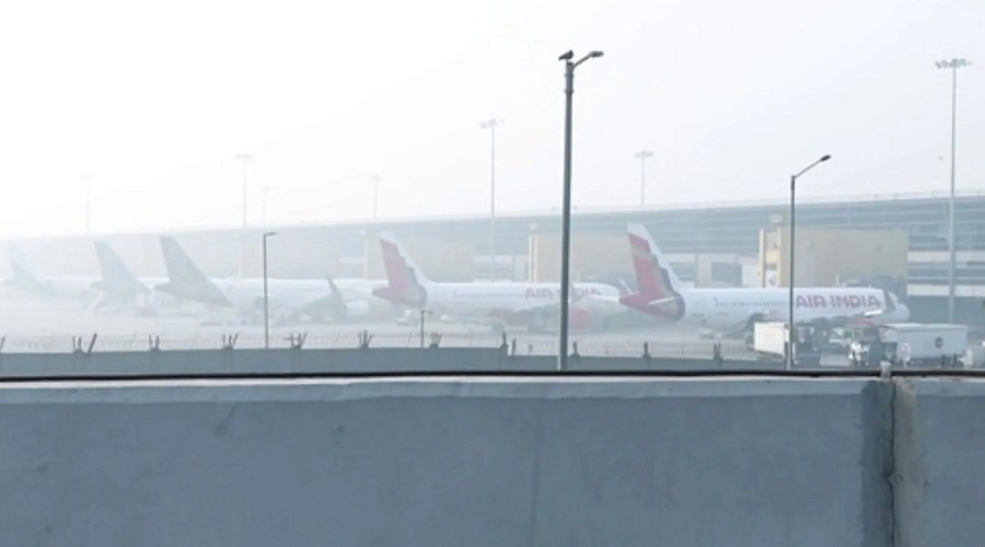 घने कोहरे का कहर : 118 फ्लाइट्स रद्द, 16 डायवर्ट, रेल और सड़क यातायात भी प्रभावित