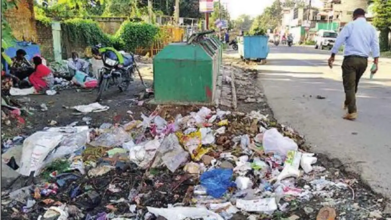 राजमार्गों और सार्वजनिक स्थानों पर फैले कूड़े को लेकर जिलाधिकारी की सख्ती, संबंधित अधिकारियों को नोटिस जारी