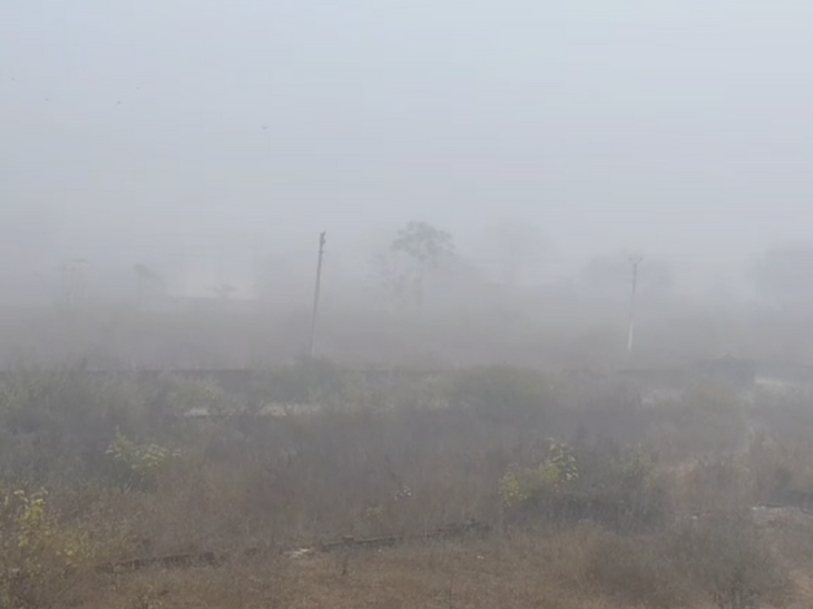 उत्तराखंड में बदला मौसम का मिजाज: दून घाटी कोहरे की चादर में लिपटी, पहाड़ों में बर्फबारी की संभावना