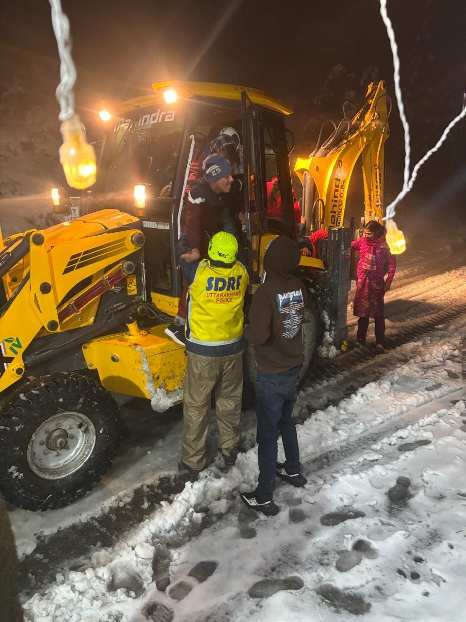 उत्तरकाशी में बर्फबारी से कई मार्ग प्रभावित, सफाई कार्य जारी