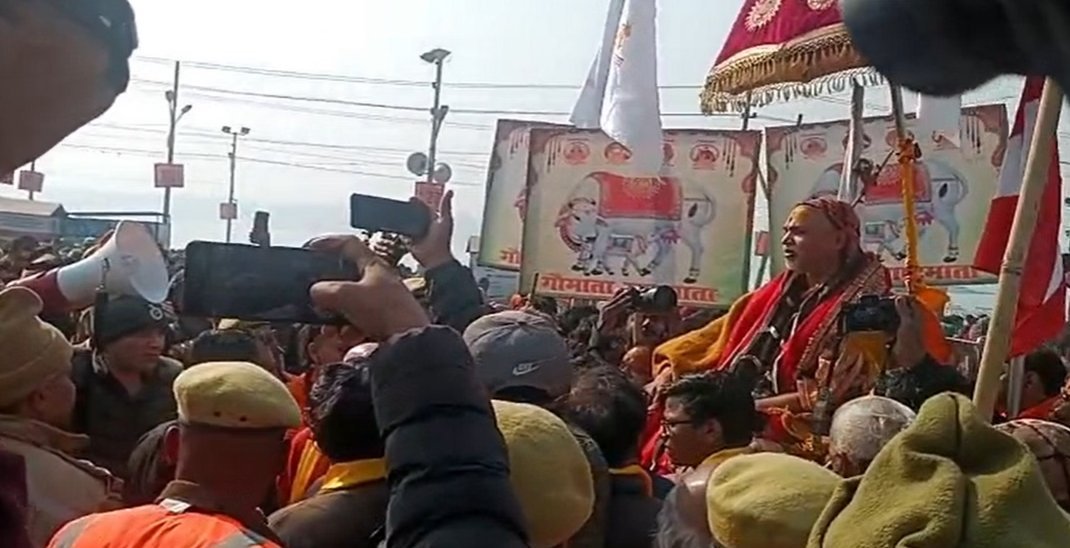 मौनी अमावस्या पर संगम तट पर विवाद: स्वामी अविमुक्तेश्वरानंद के रथ को संगम जाने से रोका, साधुओं से धक्का-मुक्की
