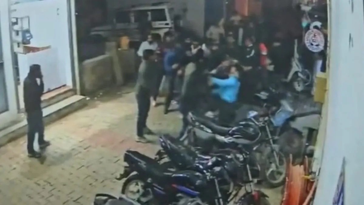 उत्तराखंड : नर्सिंग होम जमकर मारपीट लाठी-डंडों से कई घायल उत्तराखंड : नर्सिंग होम जमकर मारपीट लाठी-डंडों से कई घायल