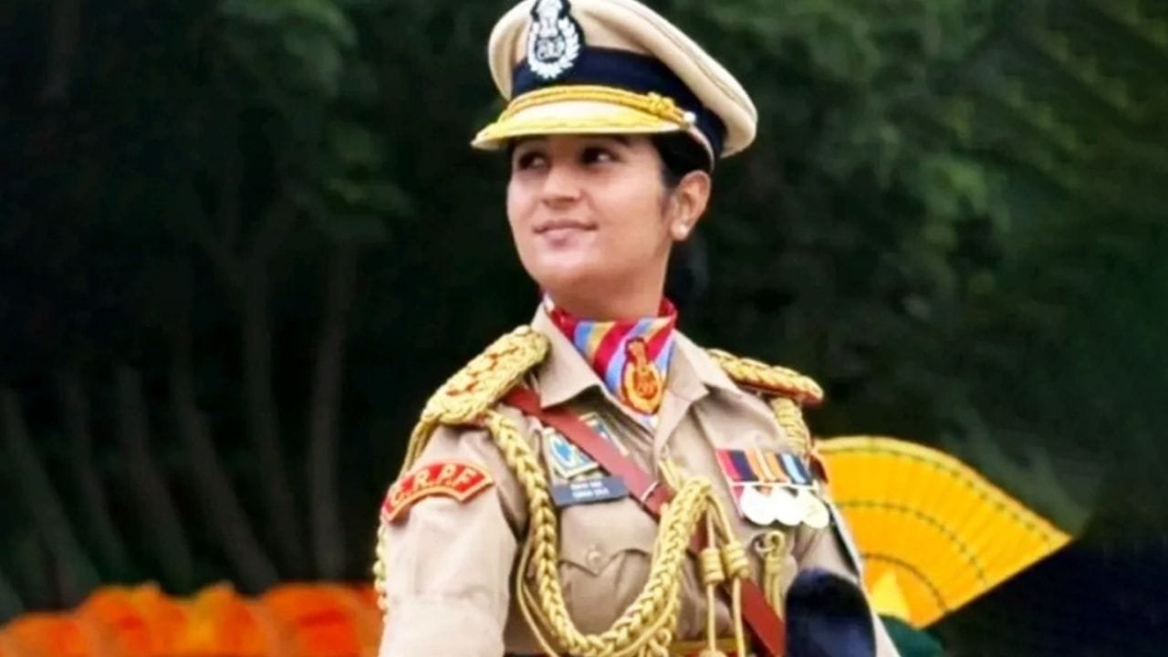 सिमरन बाला रचेंगी इतिहास: 26 वर्षीय CRPF अधिकारी गणतंत्र दिवस परेड में पहली बार करेंगी पुरुष टुकड़ी का नेतृत्व 