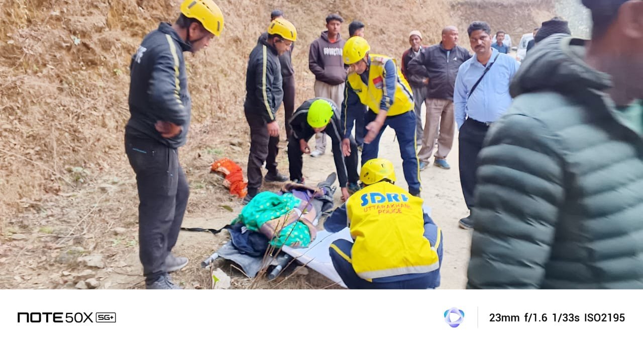 उत्तराखंड में बड़ा हादसा : बारात से लौट रही कार खाई में गिरी, तीन लोगों की मौत उत्तराखंड में बड़ा हादसा : बारात से लौट रही कार खाई में गिरी, तीन लोगों की मौत