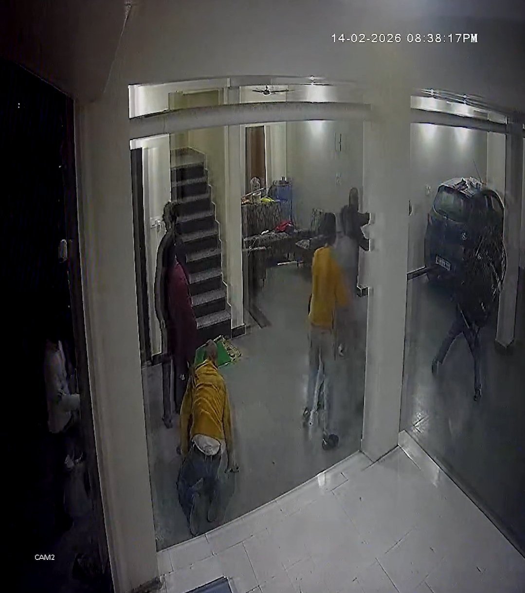 देहरादून में बेखौफ बदमाश: स्कूटी हटाने पर घर में घुसकर हमला, एक की टांग टूटी, तोड़फोड़