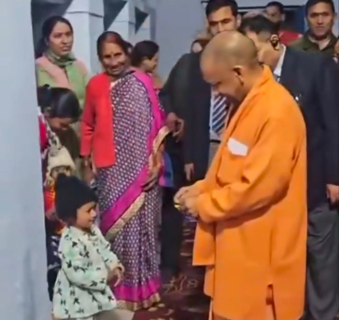 पैतृक गांव पंचूर पहुंचे CM योगी आदित्यनाथ, ग्रामीणों से मिले, बच्चों बंटी ट्रॉफी और चॉकलेट पैतृक गांव पंचूर पहुंचे CM योगी आदित्यनाथ, ग्रामीणों से मिले, बच्चों बंटी ट्रॉफी और चॉकलेट