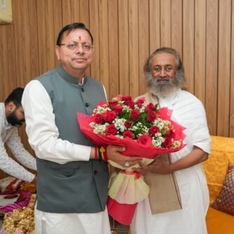 आर्ट आफ लिविंग के संस्थापक श्री श्री रविशंकर से मिले मुख्यमंत्री पुष्कर सिंह धामी