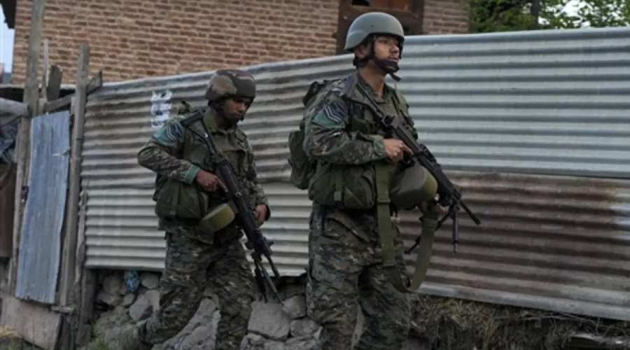 सेना की बड़ी सफलता: घुसपैठ की कोशिश नाकाम, एक पाकिस्तानी आतंकवादी ढेर, हथियारों का जखीरा बरामद सेना की बड़ी सफलता: घुसपैठ की कोशिश नाकाम, एक पाकिस्तानी आतंकवादी ढेर, हथियारों का जखीरा बरामद