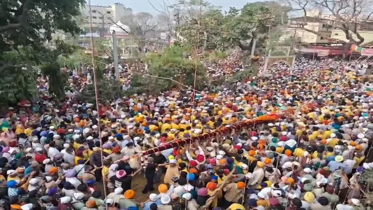 उत्तराखंड : दरबार साहिब में जयकारों के साथ हुआ श्री झंडे जी का आरोहण, इनको मिला दर्शनी गिलाफ चढ़ाने का सौभाग्य उत्तराखंड : दरबार साहिब में जयकारों के साथ हुआ श्री झंडे जी का आरोहण, इनको मिला दर्शनी गिलाफ चढ़ाने का सौभाग्य