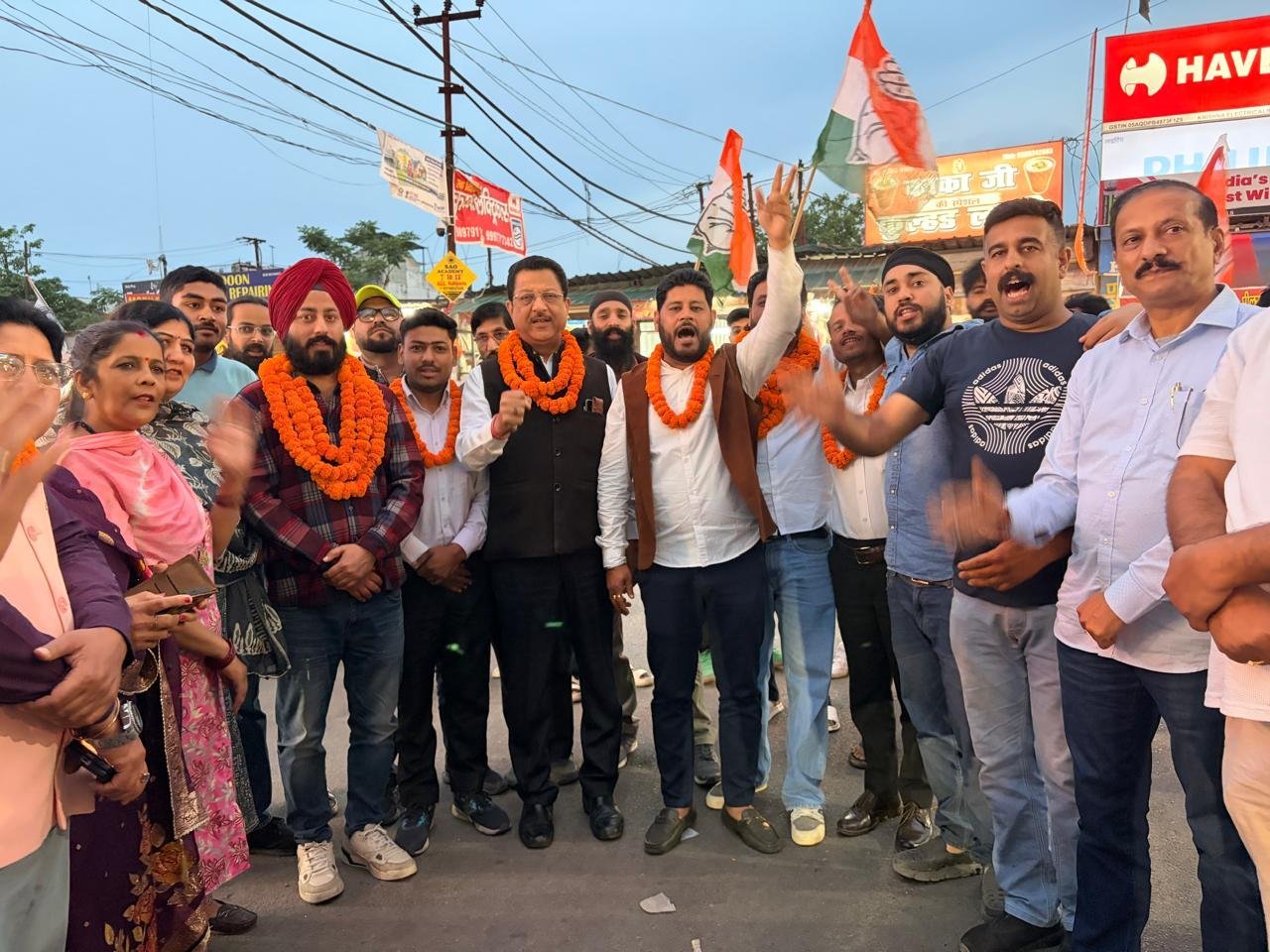 युवा कांग्रेस के विजयी उम्मीदवारों का स्वागत, कार्तिक बिरला दोबारा बने कैंट अध्यक्ष, सूर्यकांत धस्माना ने दी शुभकामनाएं युवा कांग्रेस के विजयी उम्मीदवारों का स्वागत, कार्तिक बिरला दोबारा बने कैंट अध्यक्ष, सूर्यकांत धस्माना ने दी शुभकामनाएं