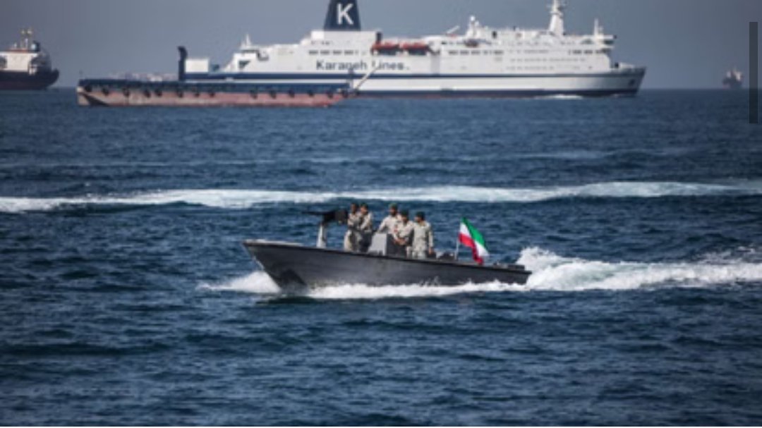 होर्मुज जलडमरूमध्य में तनाव चरम पर: भारतीय जहाज पर फायरिंग, वैश्विक तेल सप्लाई पर खतरा