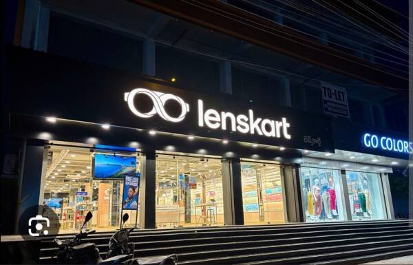 लेंसकार्ट ड्रेस कोड विवाद पर हंगामा, बजरंग दल का प्रदर्शन, दो दिन में माफीनामे की मांग