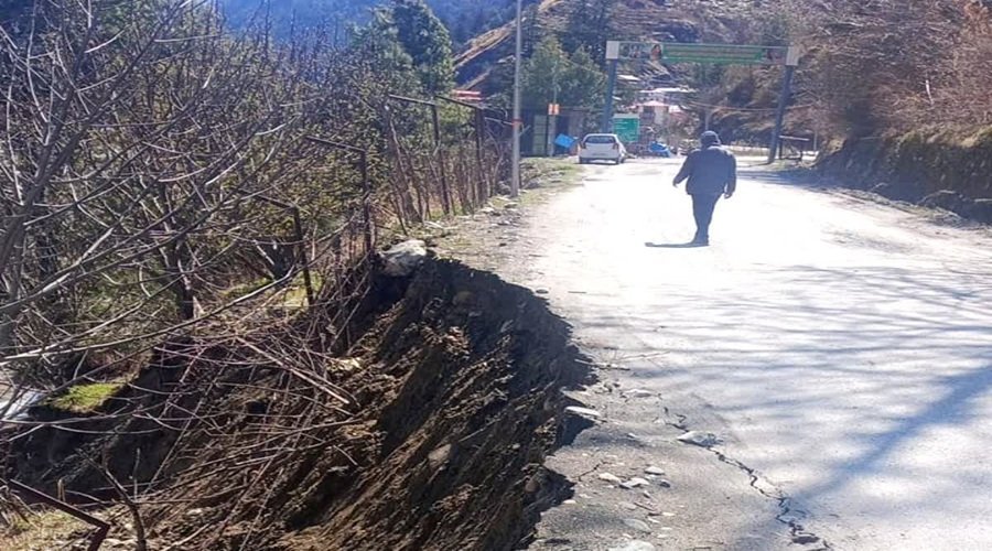 उत्तरकाशी: धराली में भू-धंसाव से सेब के बागीचे को नुकसान, गंगोत्री हाईवे को खतरा उत्तरकाशी: धराली में भू-धंसाव से सेब के बागीचे को नुकसान, गंगोत्री हाईवे को खतरा