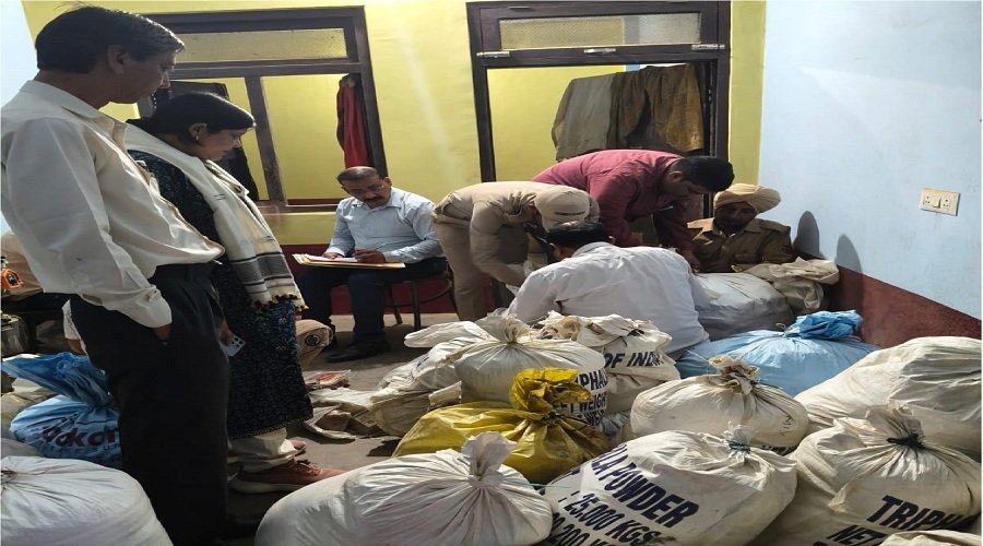 लेंसकार्ट ड्रेस कोड विवाद पर हंगामा, बजरंग दल का प्रदर्शन, दो दिन में माफीनामे की मांग