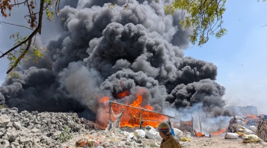 भीषण अग्निकांड:  झुग्गियों में लगी आग, छह बच्चों के लापता होने की आशंका