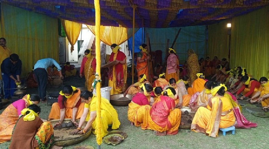 नरेंद्रनगर राजदरबार में महारानी और सुहागिनों ने पिरोया तिल का तेल नरेंद्रनगर राजदरबार में महारानी और सुहागिनों ने पिरोया तिल का तेल