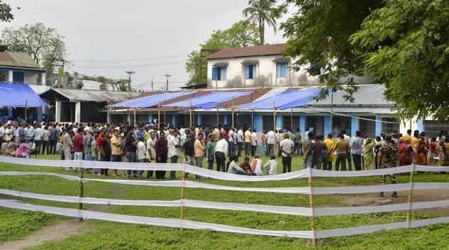 मुर्शिदाबाद में मतदान के दौरान झड़प, TMC कार्यकर्ताओं ने हुमायूं कबीर को घेरा