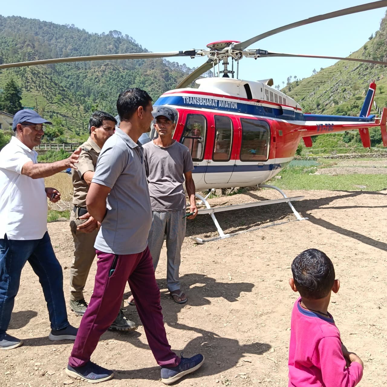 बिग ब्रेकिंग : बद्रीनाथ से लौट रहे हेलीकॉप्टर की टिहरी में इमरजेंसी लैंडिंग, महिला पायलट की सूझबूझ से टला बड़ा हादसा बिग ब्रेकिंग : बद्रीनाथ से लौट रहे हेलीकॉप्टर की टिहरी में इमरजेंसी लैंडिंग, महिला पायलट की सूझबूझ से टला बड़ा हादसा