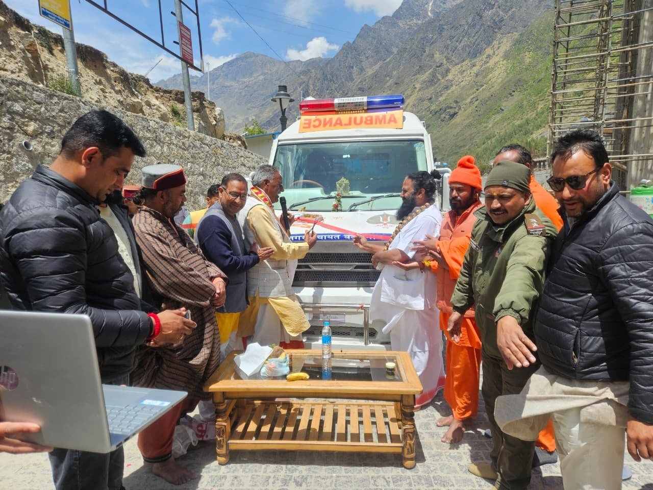 श्री संपूर्ण देव ट्रस्ट जयपुर ने नगर पंचायत बदरीनाथ को एंबुलेंस भेंट की श्री संपूर्ण देव ट्रस्ट जयपुर ने नगर पंचायत बदरीनाथ को एंबुलेंस भेंट की