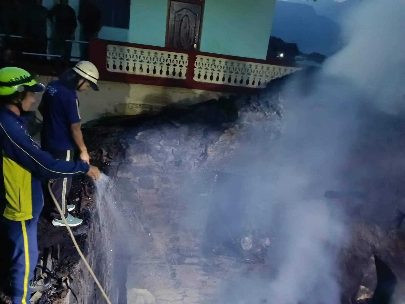 उत्तरकाशी: गोरसाली गांव में भीषण अग्निकांड, दो मंजिला मकान राख, एक गाय और बछड़े की जलकर मौत