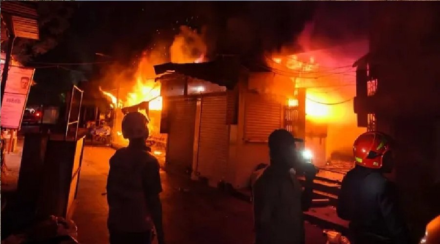 मार्केट में भीषण आग, दमकलकर्मी और सुरक्षा गार्ड की मौत मार्केट में भीषण आग, दमकलकर्मी और सुरक्षा गार्ड की मौत