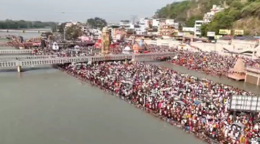 गंगा दशहरा पर हरकी पैड़ी में उमड़ा आस्था का सैलाब, श्रद्धालुओं ने लगाई पवित्र डुबकी गंगा दशहरा पर हरकी पैड़ी में उमड़ा आस्था का सैलाब, श्रद्धालुओं ने लगाई पवित्र डुबकी