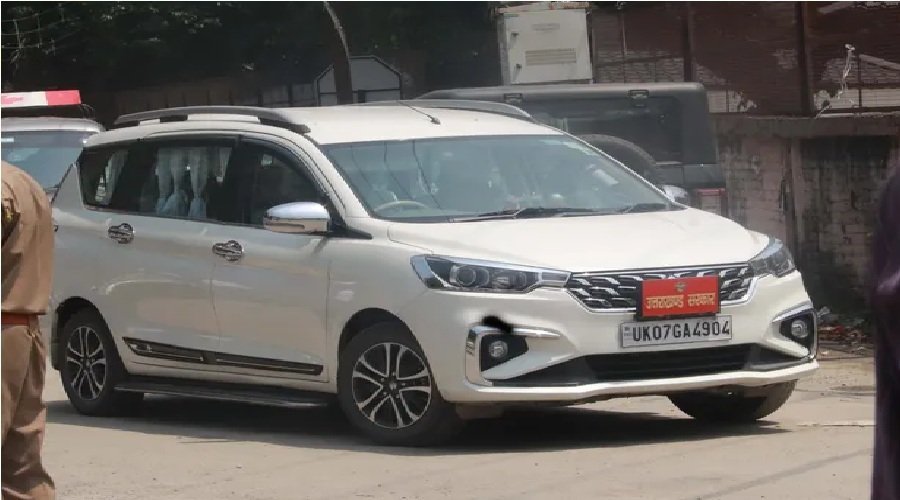 सरकारी वाहनों के निजी इस्तेमाल पर उठे सवाल, स्कूलों के बाहर दिख रहीं विभागीय गाड़ियां