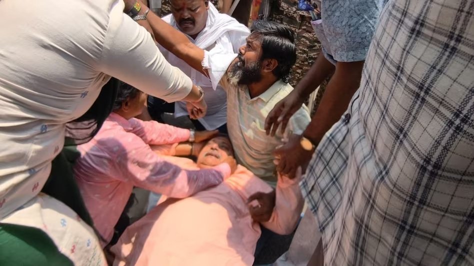 अभिषेक के बाद सांसद कल्याण बनर्जी पर भी हमला, सिर में चोट, BJP पर लगाए गंभीर आरोप अभिषेक के बाद सांसद कल्याण बनर्जी पर भी हमला, सिर में चोट, BJP पर लगाए गंभीर आरोप