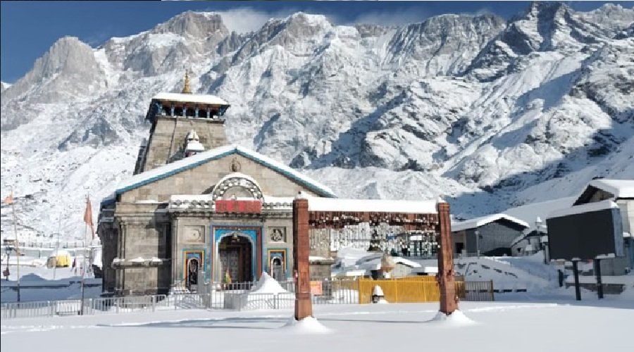 केदारनाथ धाम में बर्फबारी के बीच जारी दर्शन, प्रशासन ने यात्रियों से अपील