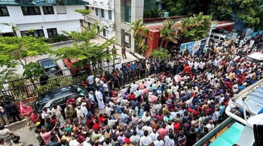 केरल में ED छापों पर बवाल, पिनराई विजयन के आवास के बाहर हंगामा केरल में ED छापों पर बवाल, पिनराई विजयन के आवास के बाहर हंगामा