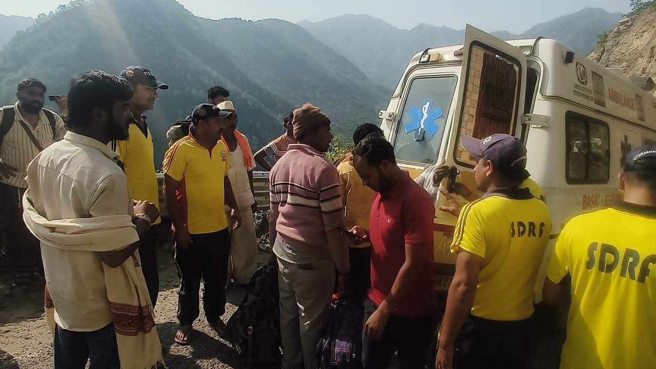 उत्तराखंड: कौडियाला के पास पलटी लोकल बस, आठ यात्री घायल उत्तराखंड: कौडियाला के पास पलटी लोकल बस, आठ यात्री घायल