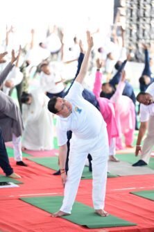 बनबसा में मुख्यमंत्री धामी ने किया सामूहिक योगाभ्यास, योग को जीवनशैली बनाने का किया आह्वान बनबसा में मुख्यमंत्री धामी ने किया सामूहिक योगाभ्यास, योग को जीवनशैली बनाने का किया आह्वान