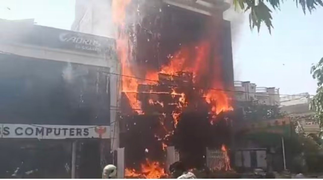 लखनऊ के कोचिंग सेंटर में भीषण आग, दम घुटने से दो की मौत, कई घायल लखनऊ के कोचिंग सेंटर में भीषण आग, दम घुटने से दो की मौत, कई घायल