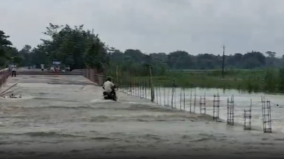 भारी बारिश से भूस्खलन और अचानक आई बाढ़, 3 लोग लापता भारी बारिश से भूस्खलन और अचानक आई बाढ़, 3 लोग लापता