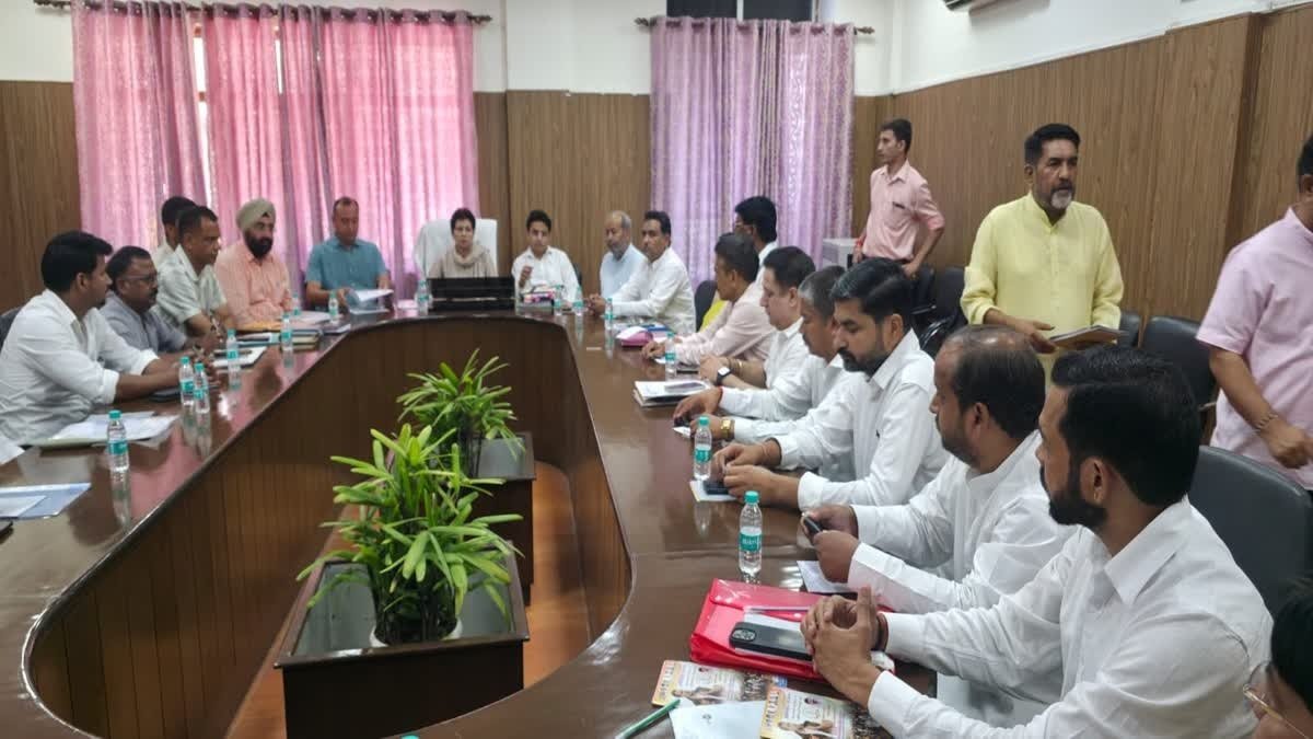 चुनावी हुंकार: उत्तराखंड कांग्रेस प्रभारी कुमारी शैलजा का दो दिवसीय दौरा शुरू, बीजापुर गेस्ट हाउस में बैठकों का दौर चुनावी हुंकार: उत्तराखंड कांग्रेस प्रभारी कुमारी शैलजा का दो दिवसीय दौरा शुरू, बीजापुर गेस्ट हाउस में बैठकों का दौर
