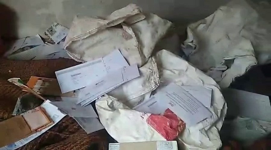 चमोली में डाक विभाग की बड़ी लापरवाही! पोस्टमैन के कमरे से बरामद हुईं डाक से भरी बोरियां, जांच के आदेश चमोली में डाक विभाग की बड़ी लापरवाही! पोस्टमैन के कमरे से बरामद हुईं डाक से भरी बोरियां, जांच के आदेश