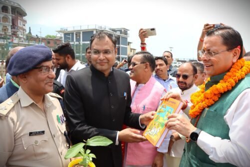 सेवा पखवाड़ा: गोपेश्वर पहुंचे मुख्यमंत्री धामी, DM और SP ने किया स्वागत, जनकल्याणकारी योजनाओं का लिया फीडबैक सेवा पखवाड़ा: गोपेश्वर पहुंचे मुख्यमंत्री धामी, DM और SP ने किया स्वागत, जनकल्याणकारी योजनाओं का लिया फीडबैक