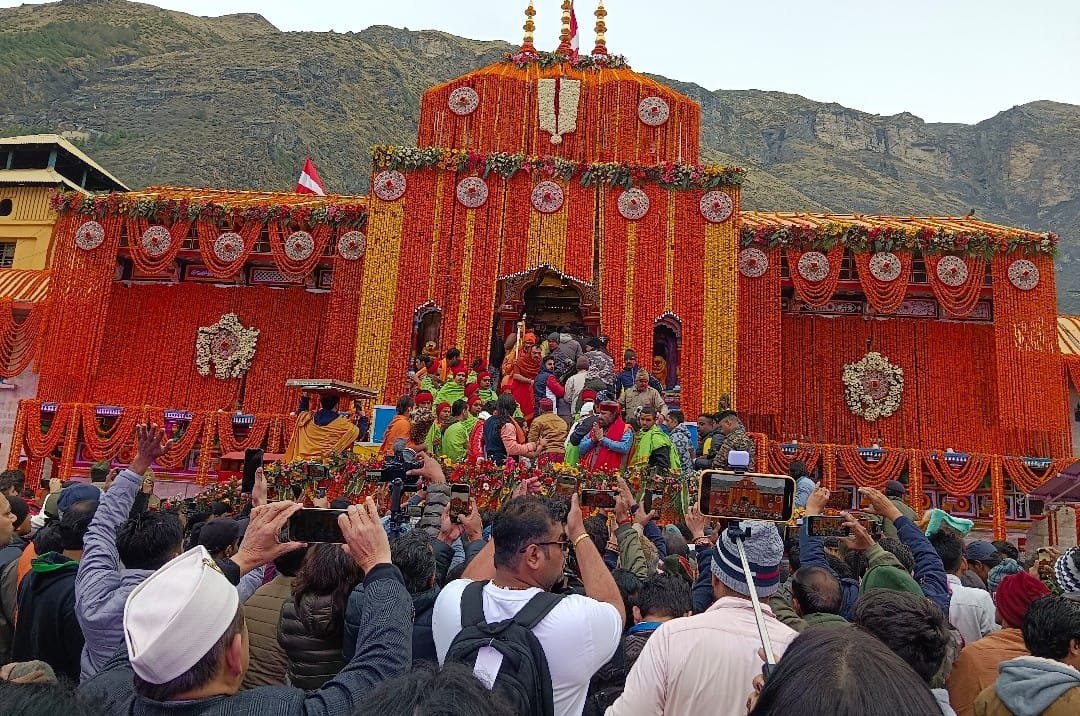 बदरीनाथ धाम चढ़ावा प्रकरण: बीकेटीसी ने दिए जांच के आदेश, दोषियों पर होगी सख्त कार्रवाई बदरीनाथ धाम चढ़ावा प्रकरण: बीकेटीसी ने दिए जांच के आदेश, दोषियों पर होगी सख्त कार्रवाई