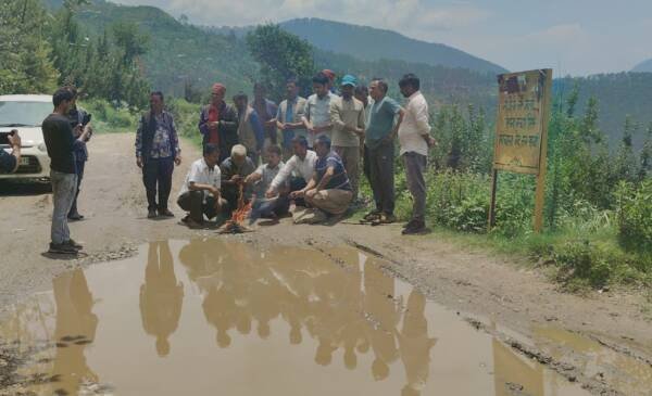 उत्तराखंड: सड़क की बदहाली के खिलाफ अनोखा विरोध, लोगों ने किया गड्ढों का पूजन